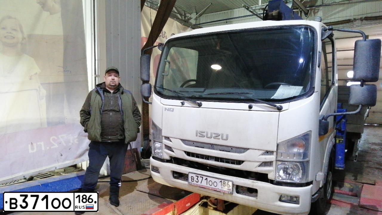 Фото автомобиля ISUZU NQR, 2020 — госномер В371ОО186. Цвет: Белый