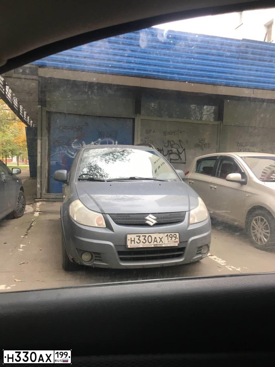 Фото автомобиля SUZUKI SX 4, 2007 — госномер Н330АХ199. Цвет: СЕРЫЙ
