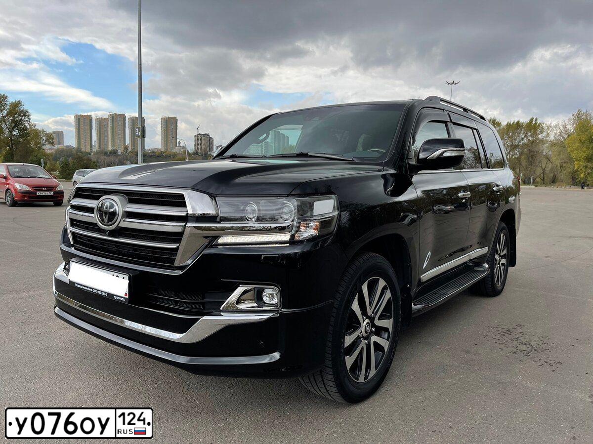 Фото автомобиля TOYOTA LANDCRUISER 200, 2018 — госномер О001ОХ24. Цвет: ЧЕРНЫЙ