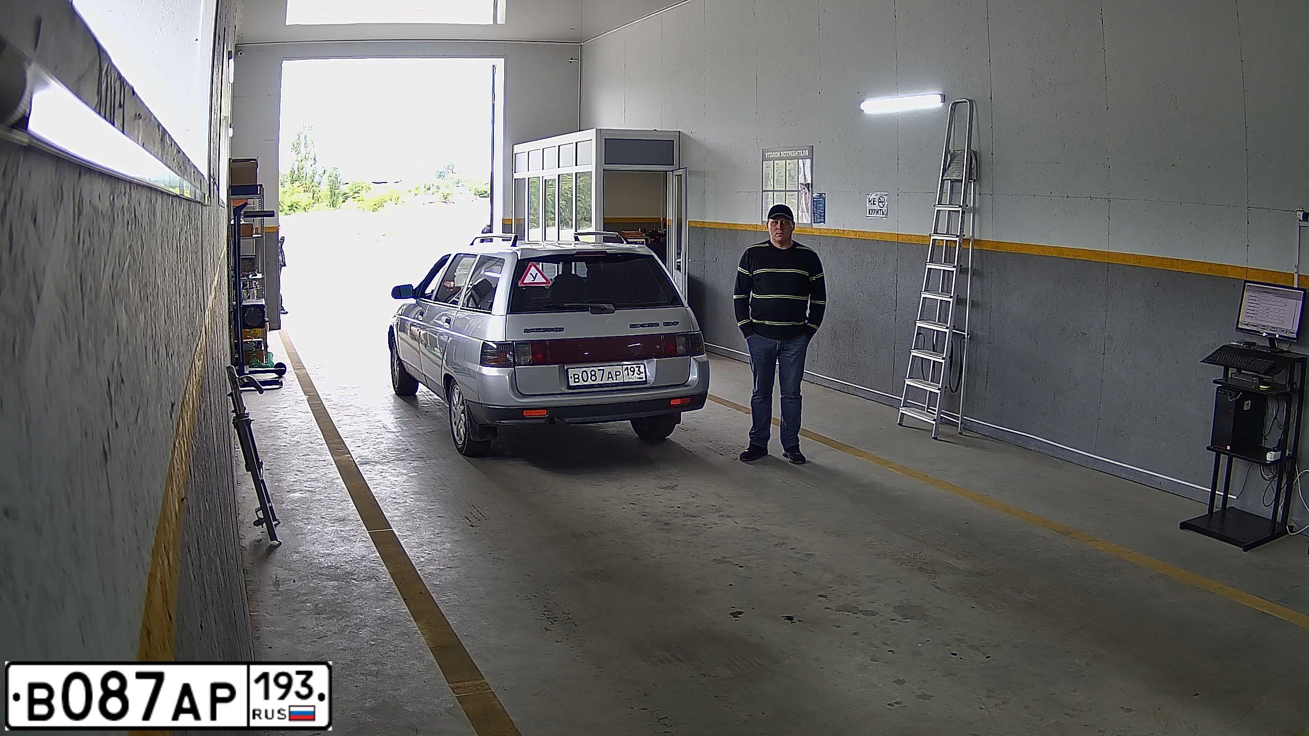 Фото автомобиля LADA 2111 LADA, 2003 — госномер В087АР193. Цвет: Светло-Серебристый металлик