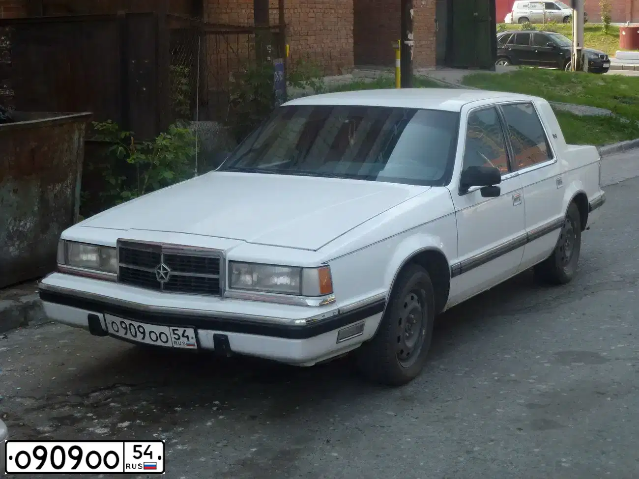 Фото автомобиля DODGE DYNASTY, 1990 — госномер О909ОО54. Цвет: БЕЛЫЙ