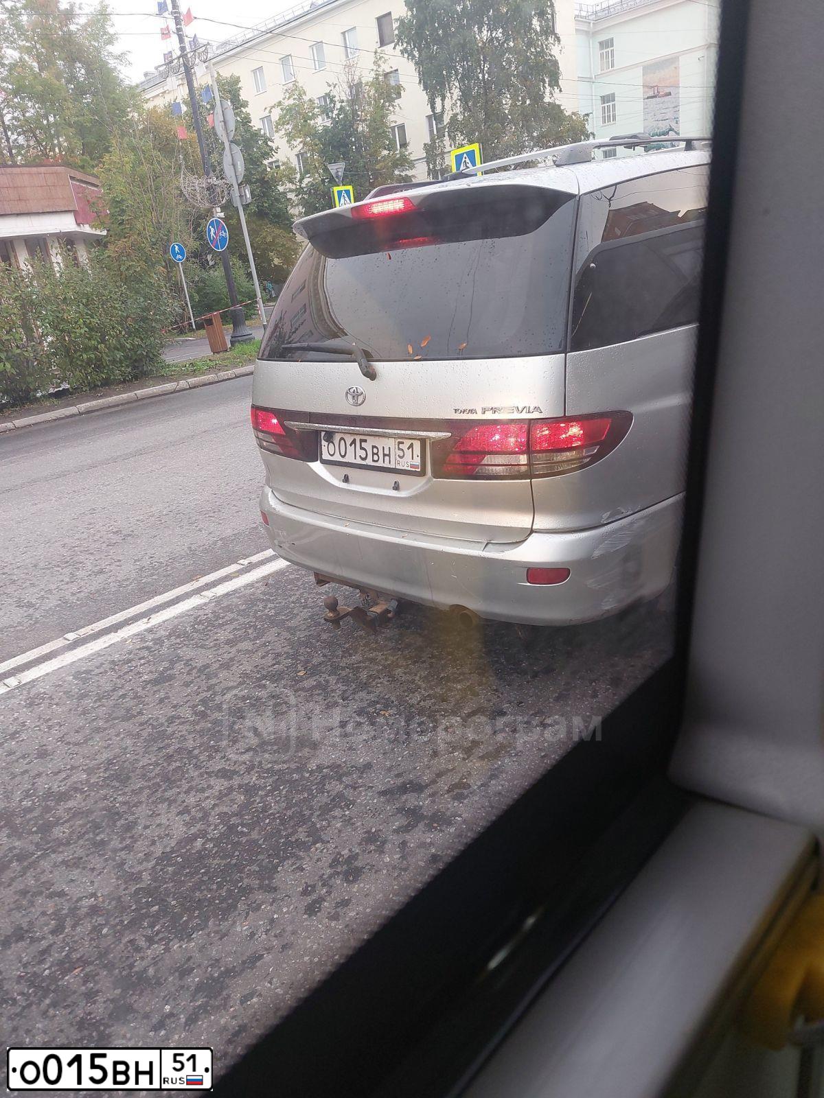 Фото автомобиля TOYOTA PREVIA, 2002 — госномер О015ВН51. Цвет: серебристый