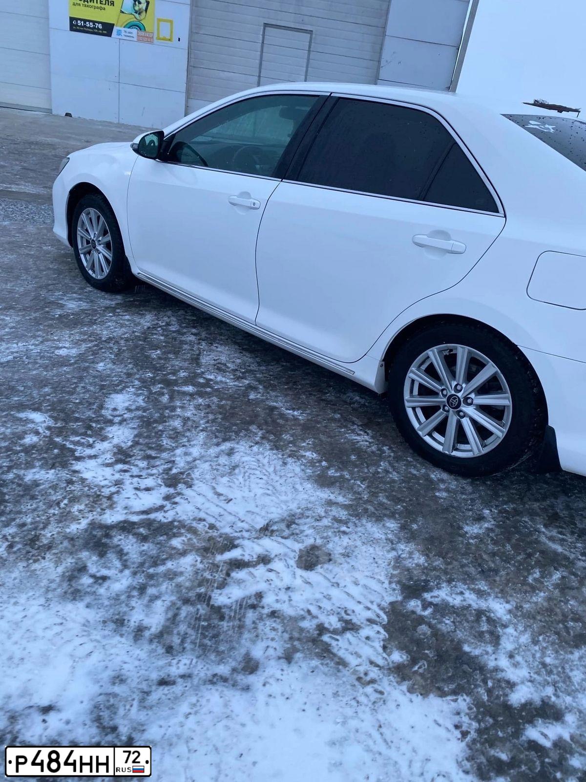Фото автомобиля TOYOTA CAMRY, 2020 — госномер А981ХВ172. Цвет: Белый