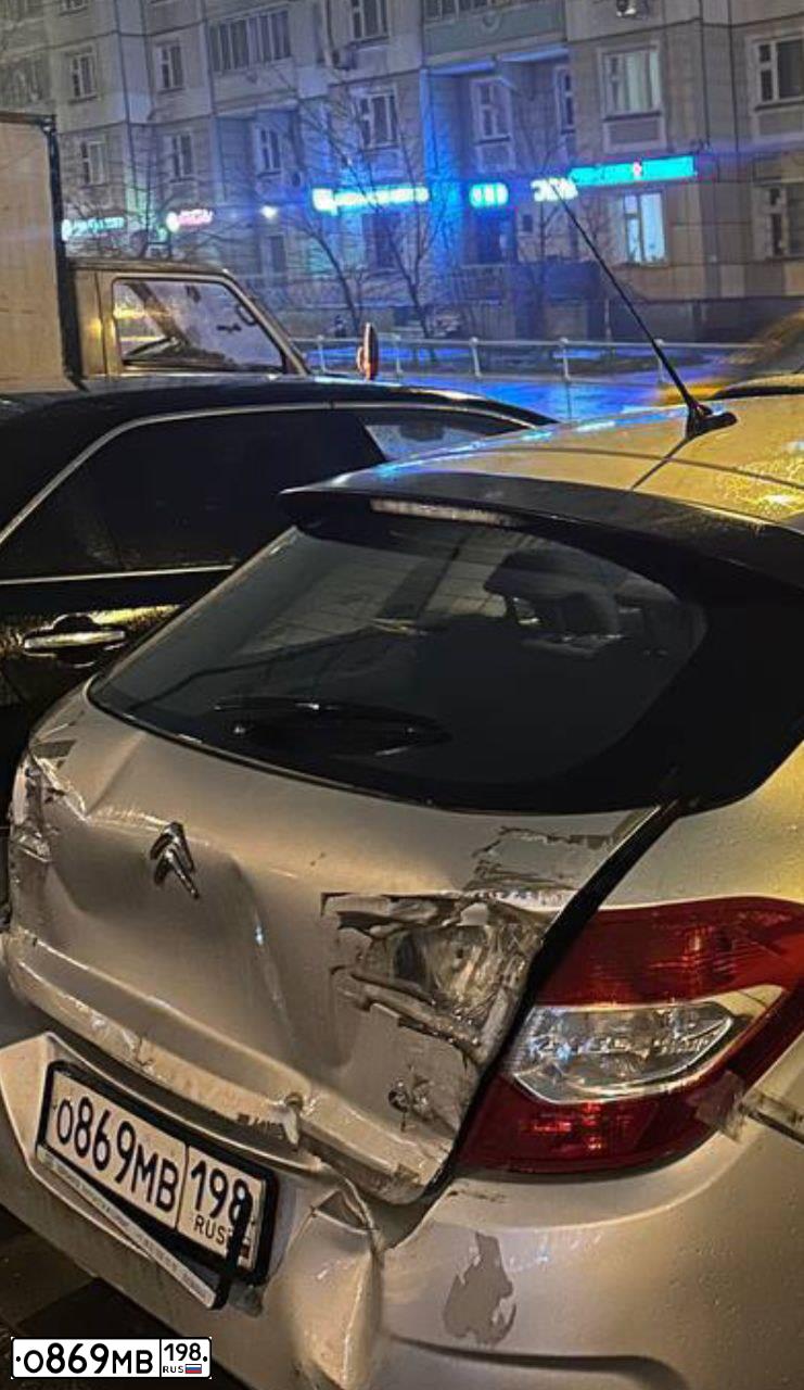 Фото автомобиля CITROEN C4, 2011 — госномер О869МВ198. Цвет: СЕРЕБРИСТЫЙ