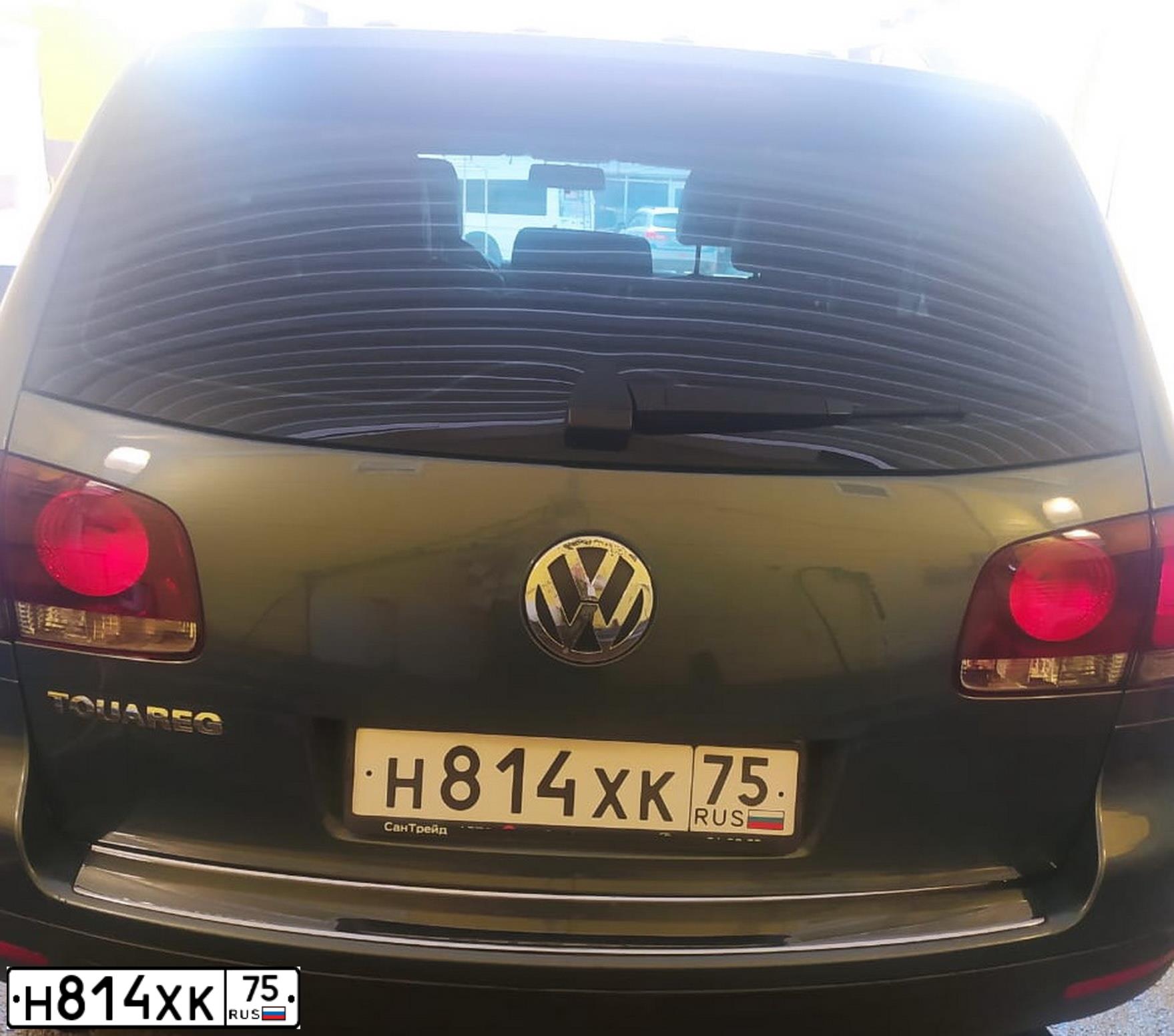 Фото автомобиля VOLKSWAGEN TOUAREG, 2008 — госномер Т568НТ138. Цвет: Серо-Синий