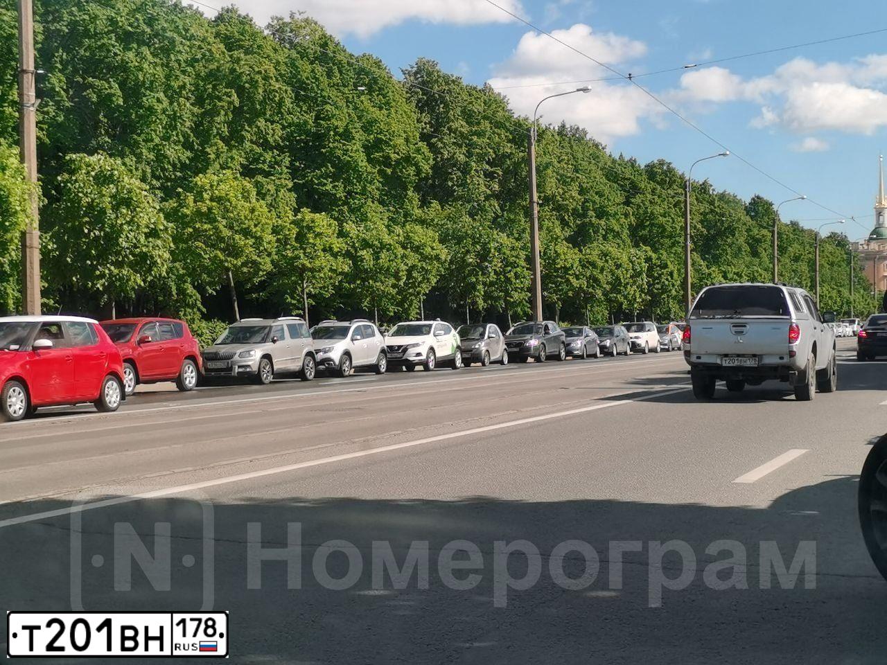 Фото автомобиля MITSUBISHI L200, 2013 — госномер У775ВА181. Цвет: Серебристый