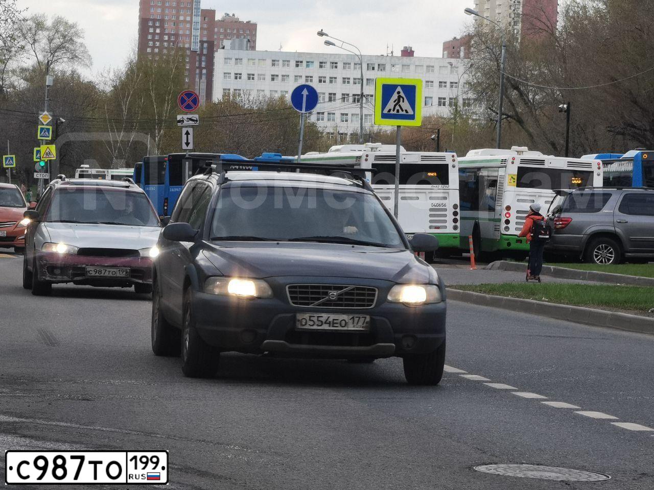 Фото автомобиля TOYOTA RAV4, 2013 — госномер В642ВЕ790. Цвет: Красный