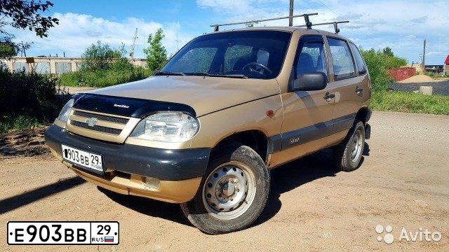 Фото автомобиля CHEVROLET NIVA, 2005 — госномер Е903ВВ29. Цвет: БЕЖЕВЫЙ МЕТАЛЛИК