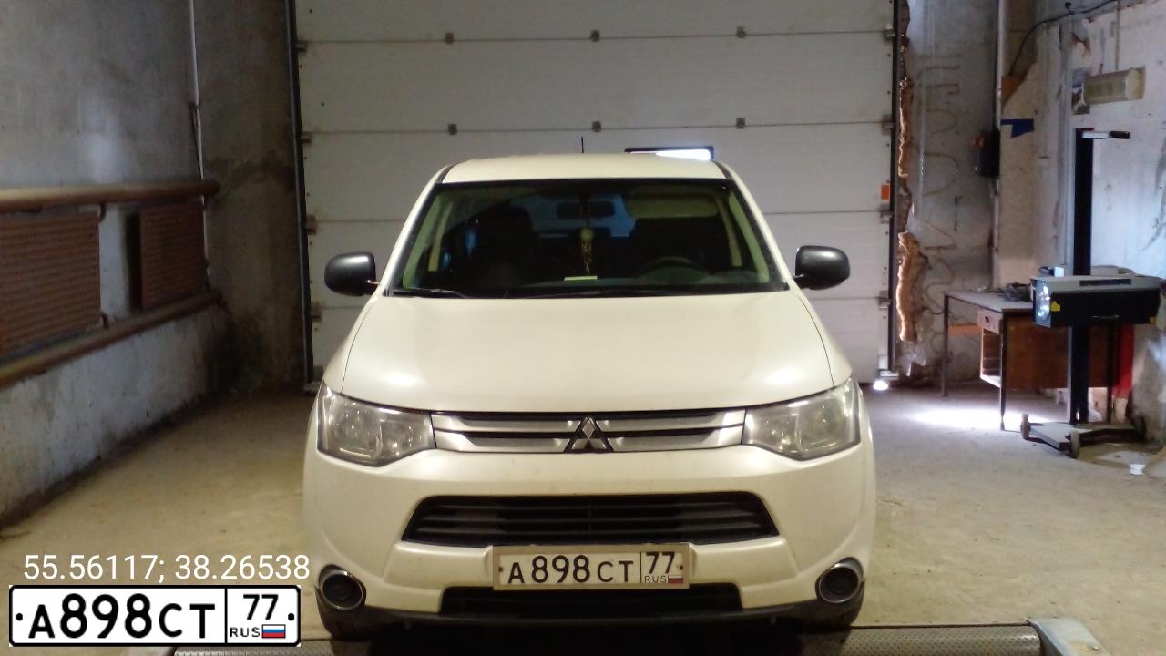 Фото автомобиля MITSUBISHI OUTLANDER, 2014 — госномер А898СТ77. Цвет: БЕЛЫЙ