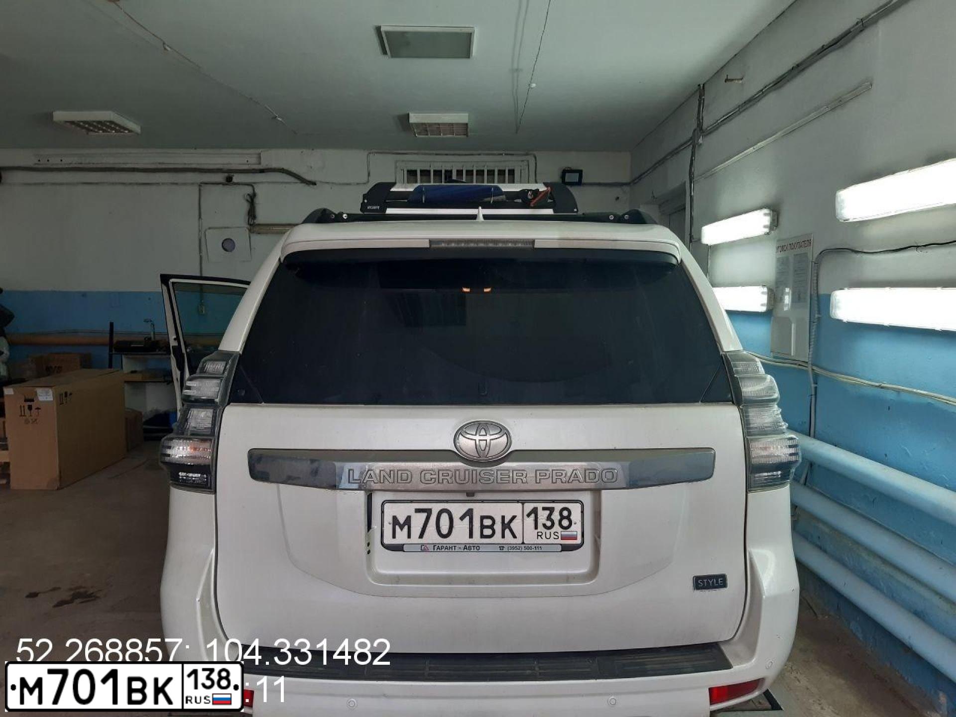 Фото автомобиля TOYOTA LAND CRUISER 150, 2017 — госномер Е151МХ03. Цвет: Белый