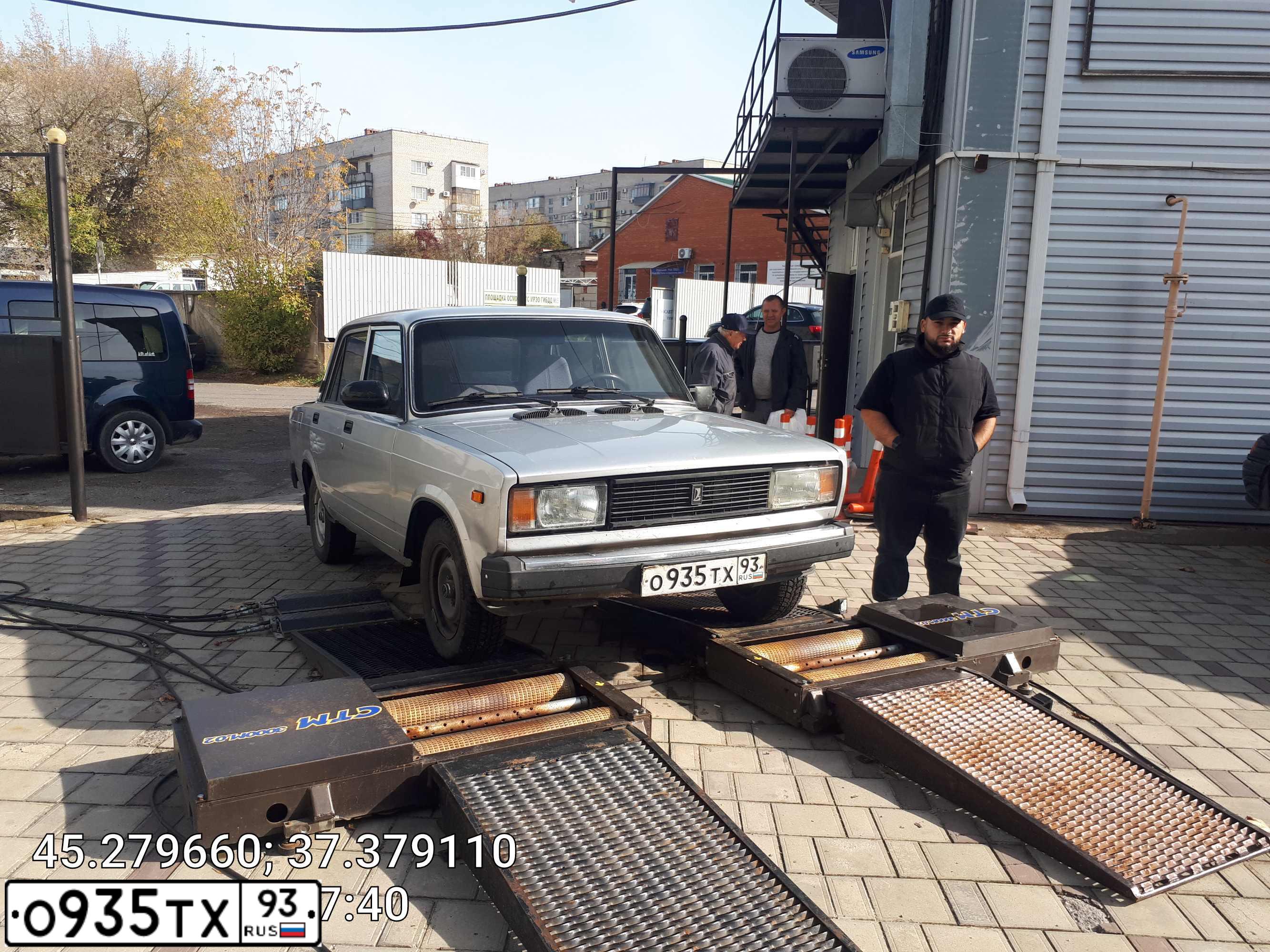 Фото автомобиля LADA 2105, 2010 — госномер О935ТХ93. Цвет: СЕРЕБРИСТЫЙ