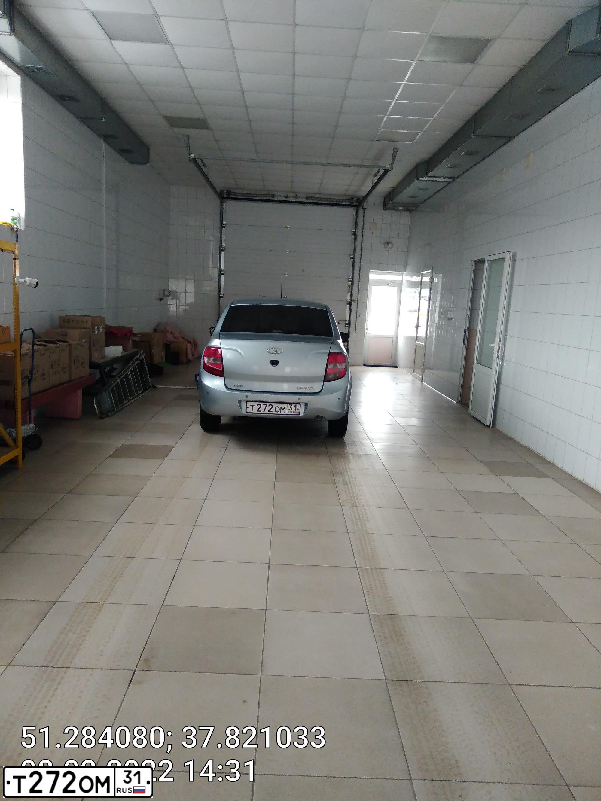 Фото автомобиля LADA 2190 GRANTA, 2014 — госномер Т272ОМ31. Цвет: голубой