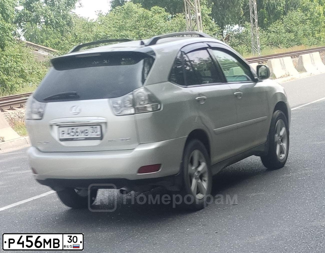 Фото автомобиля LEXUS RX, 2006 — госномер Р456МВ30. Цвет: СЕРЕБРИСТЫЙ