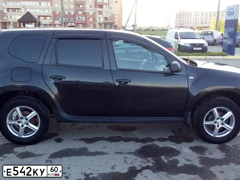 Фото автомобиля RENAULT DUSTER, 2012 — госномер Е542КУ60. Цвет: ЧЕРНЫЙ