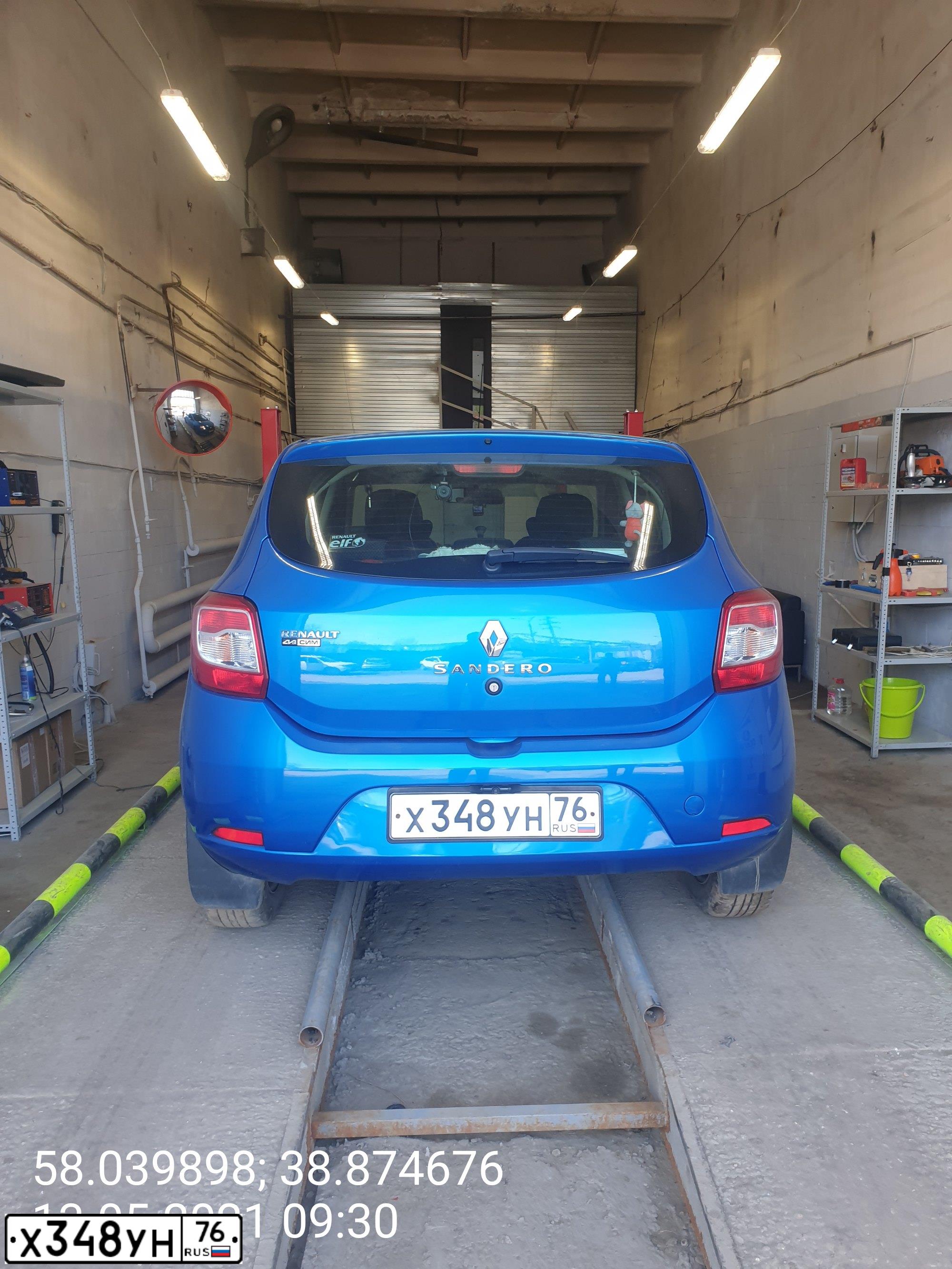 Фото автомобиля RENAULT SANDERO, 2015 — госномер Х348УН76. Цвет: СВЕТЛО-СИНИЙ