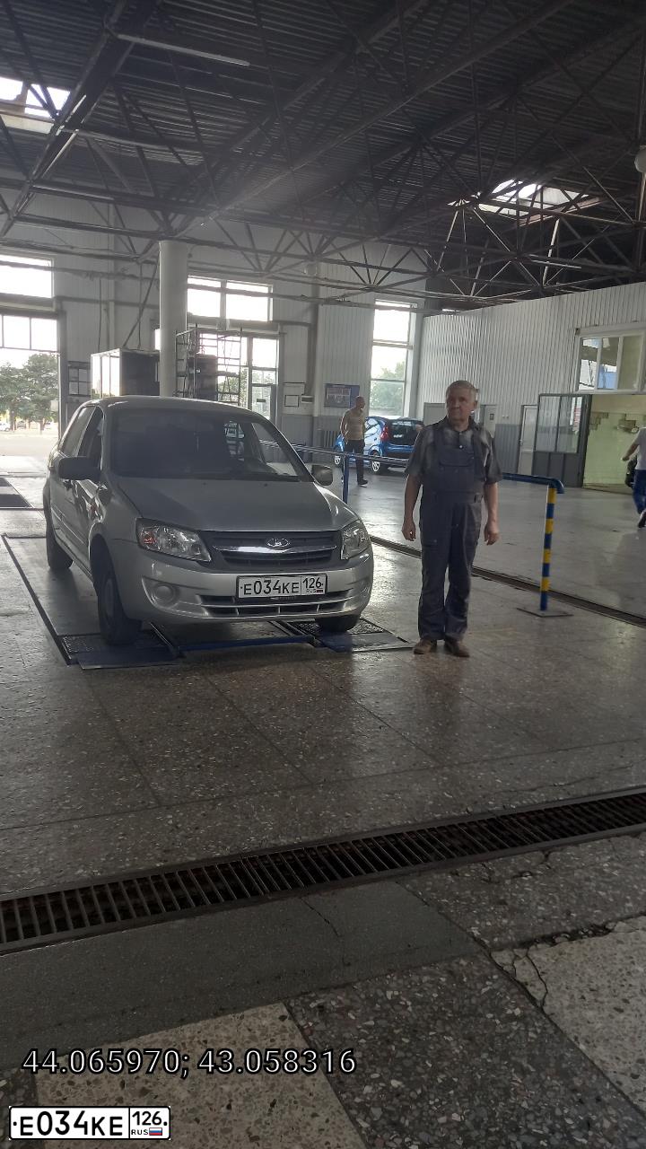 Фото автомобиля LADA 2190 GRANTA, 2012 — госномер Е034КЕ126. Цвет: СЕРЕБРИСТЫЙ