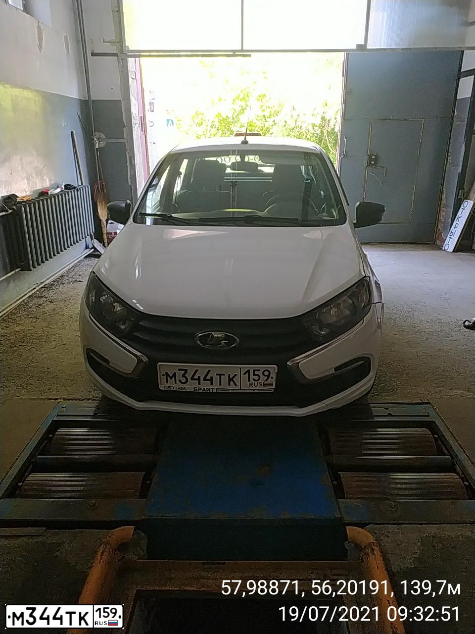 Фото автомобиля LADA 2190 GRANTA, 2019 — госномер Е519КУ164. Цвет: Белый