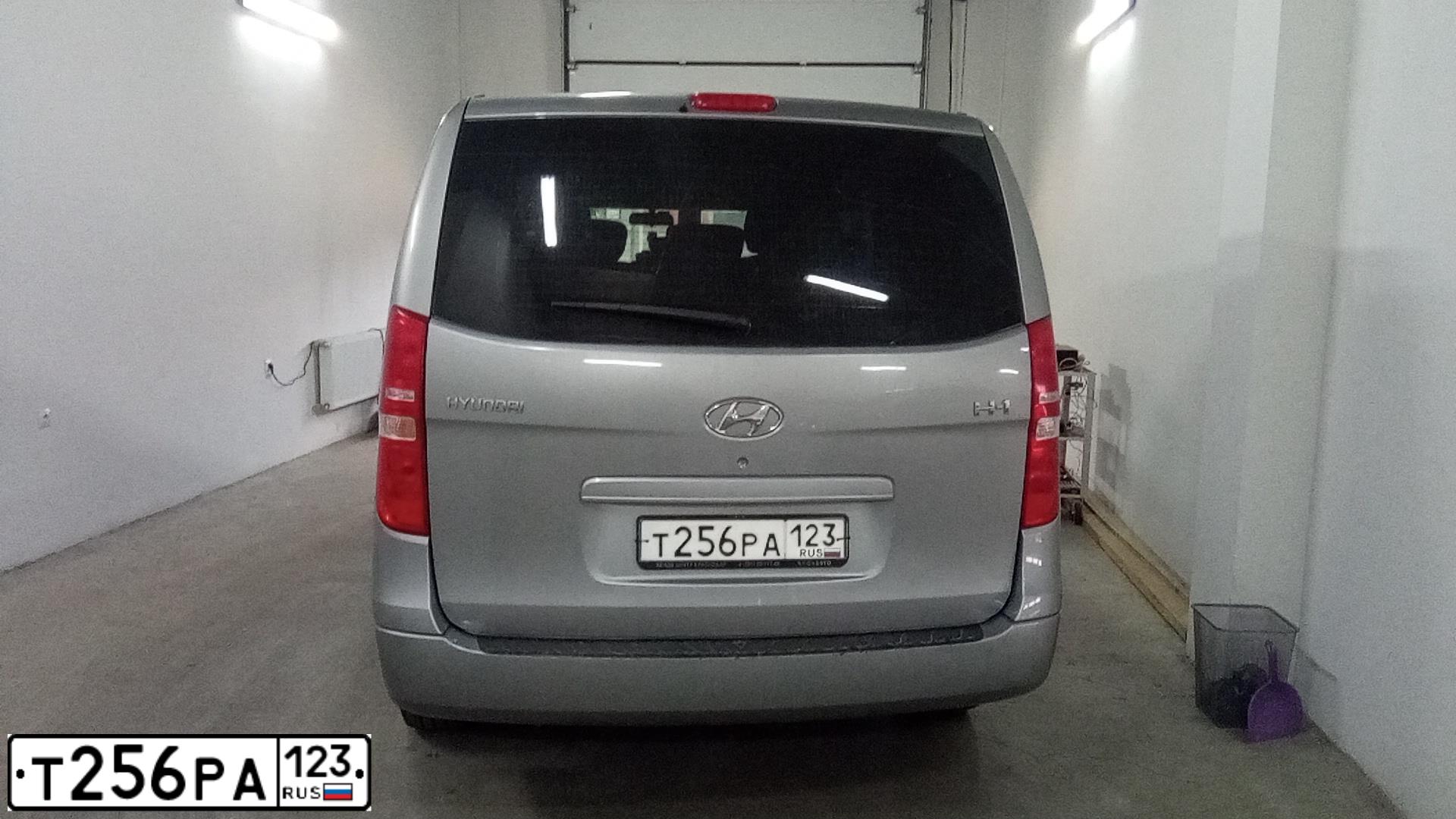 Фото автомобиля HYUNDAI H 1H 100STAREX, 2015 — госномер К046МС761. Цвет: СЕРЫЙ
