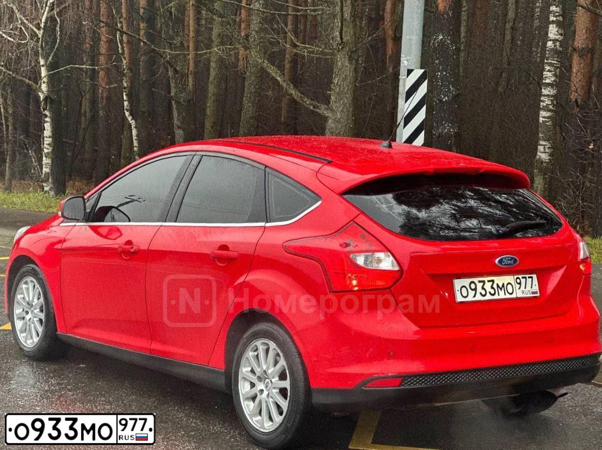 Фото автомобиля FORD FOCUS, 2011 — госномер О933МО977. Цвет: Красный