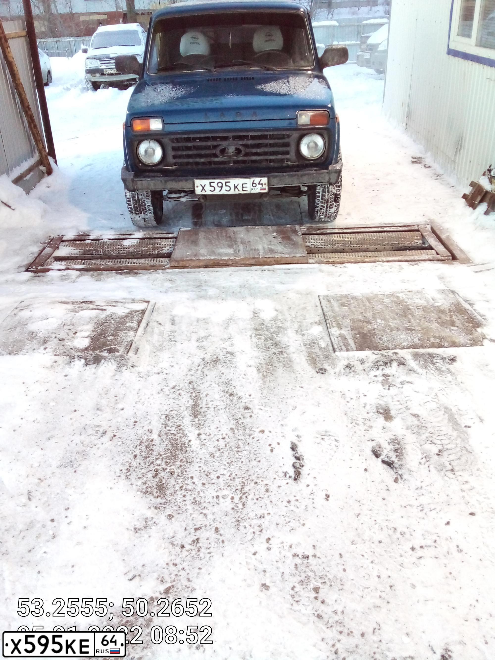 Фото автомобиля LADA 2121 NIVA, 2011 — госномер Х595КЕ64. Цвет: СИНЕ ЗЕЛЕНЫЙ