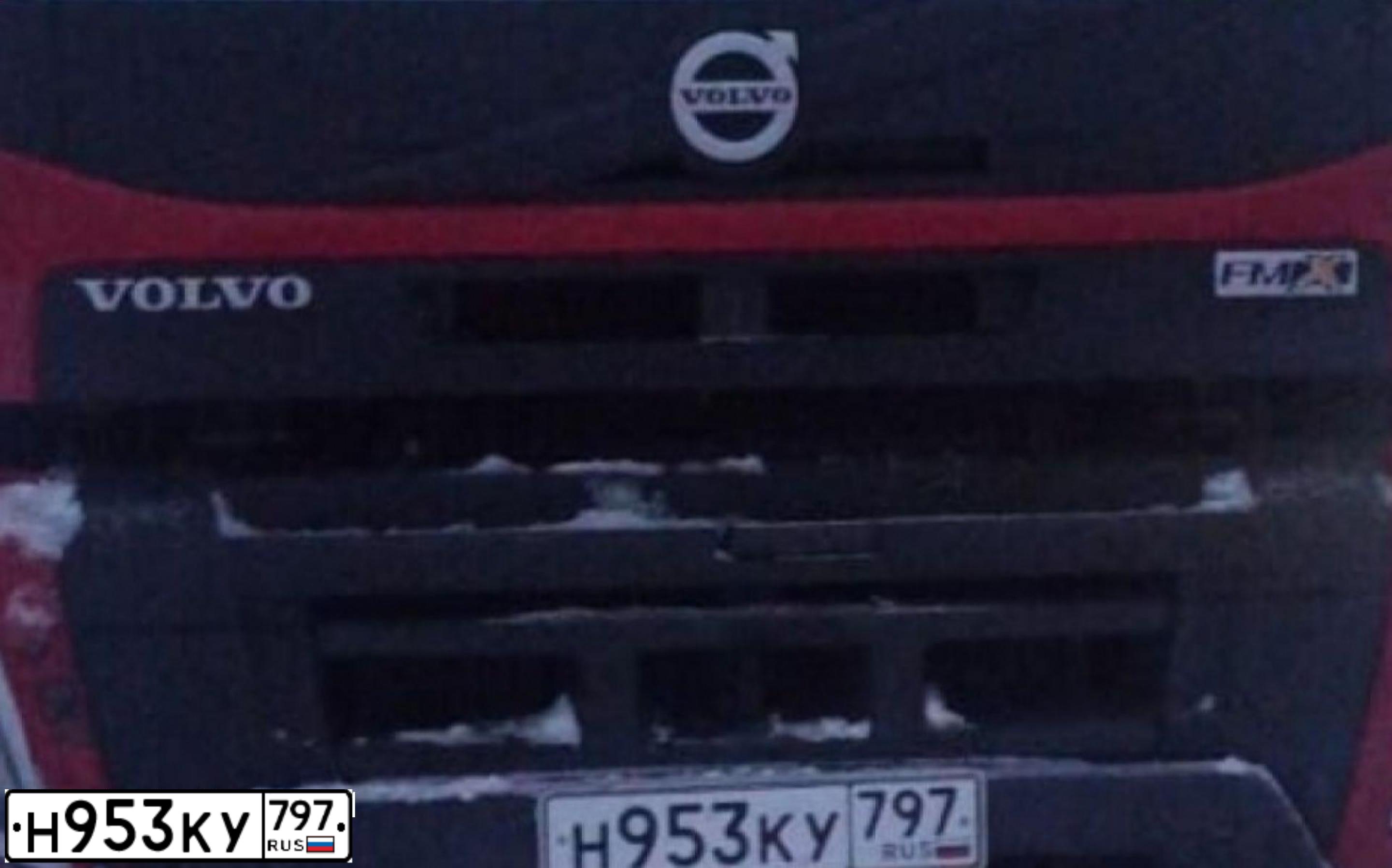 Фото автомобиля VOLVO SERIE FM /8X4/, 2017 — госномер Н953КУ797. Цвет: Красный
