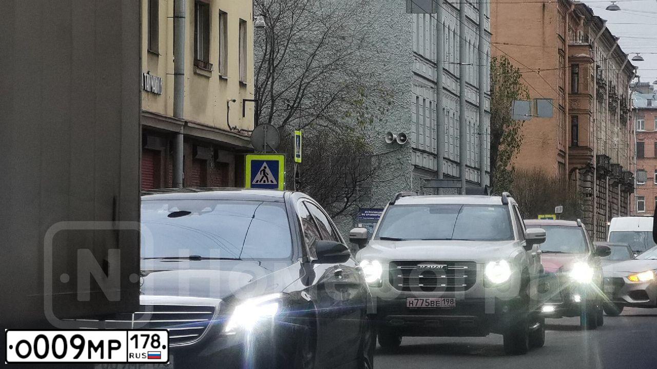 Фото автомобиля AUDI A8, 2008 — госномер О003СА98. Цвет: ТЕМНО-КОРИЧНЕВЫЙ