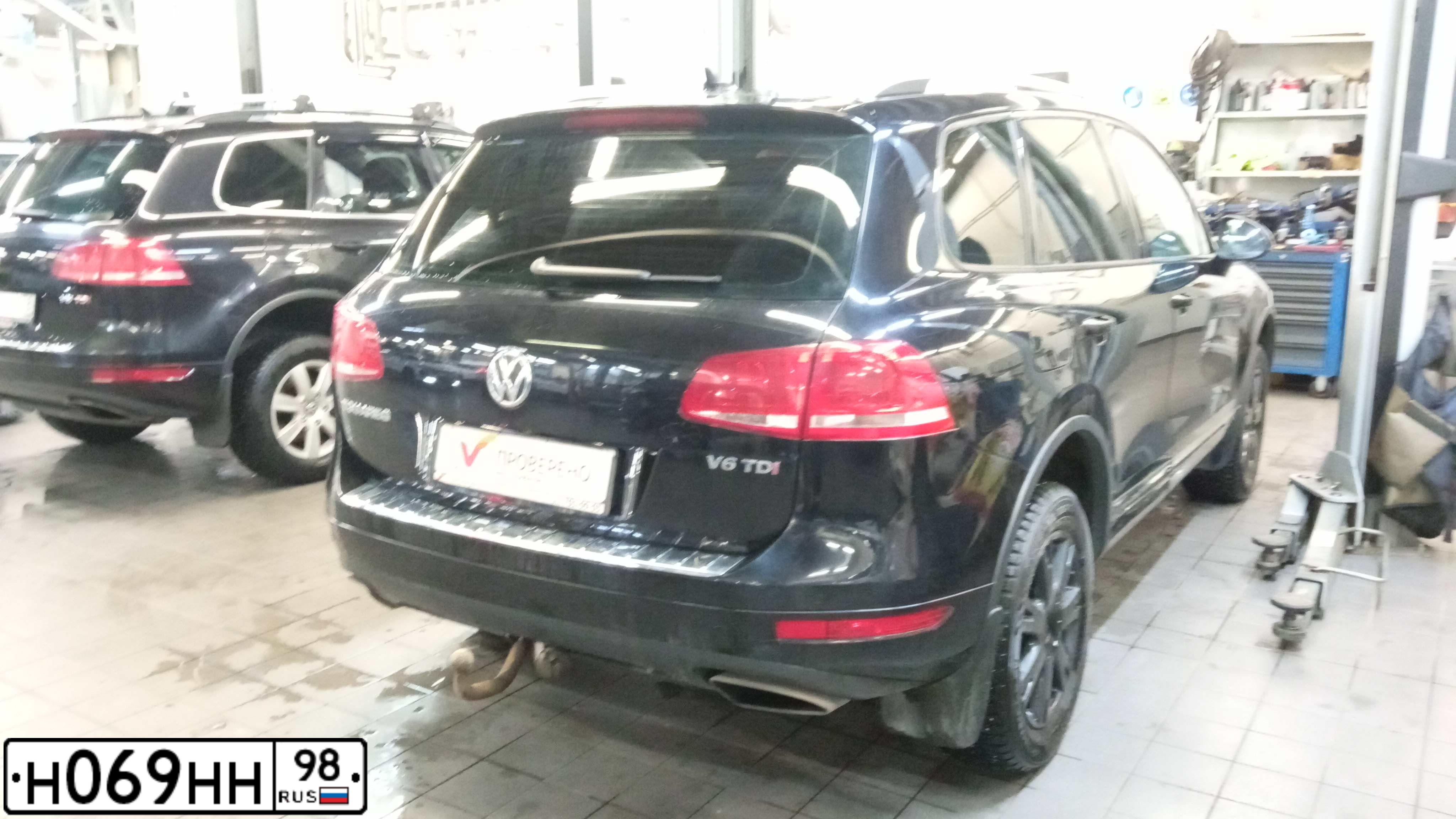 Фото автомобиля LANDROVER RANGE ROVER, 2010 — госномер О827ТТ98. Цвет: ЧЕРНЫЙ