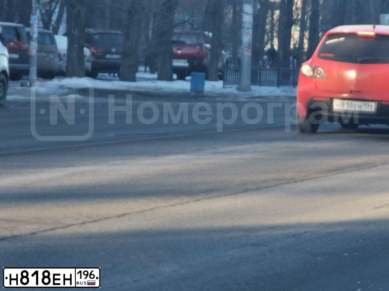 Фото автомобиля MAZDA 3, 2007 — госномер А402УС96. Цвет: Красный