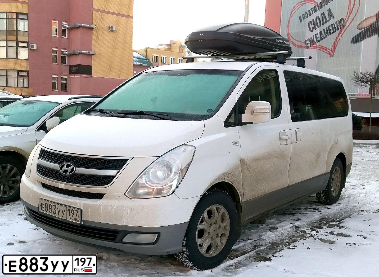 Фото автомобиля HYUNDAI GRAND STAREX, 2012 — госномер Е883УУ197. Цвет: Белый