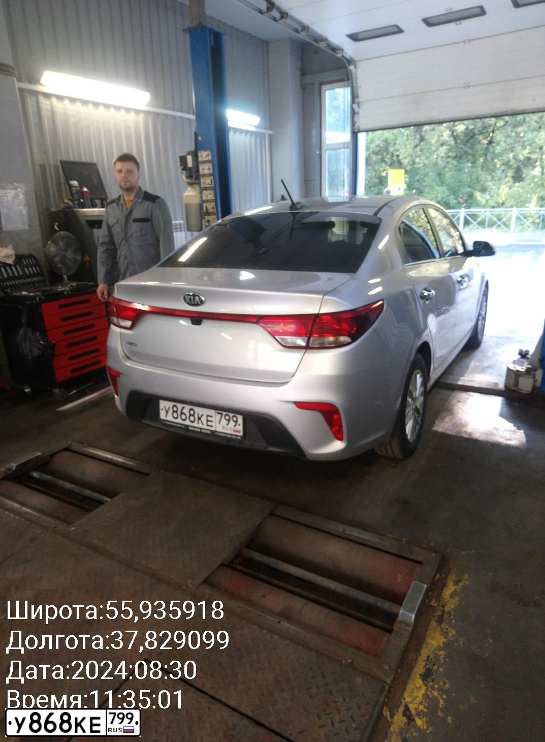 Фото автомобиля KIA RIO, 2018 — госномер Е001ТК790. Цвет: Серебристый