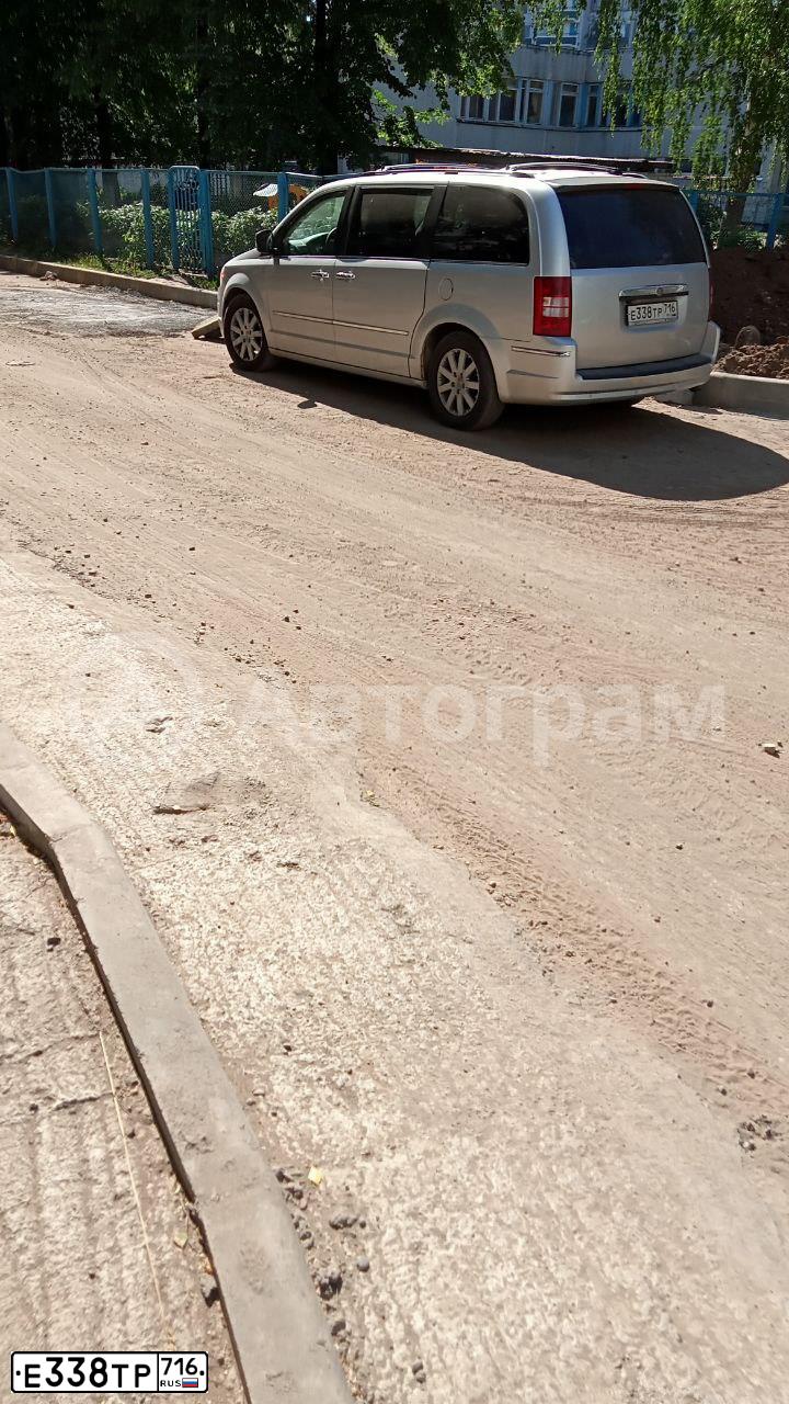Фото автомобиля CHRYSLER GRAND VOYAGER, 2008 — госномер Н106МК150. Цвет: Серебристый