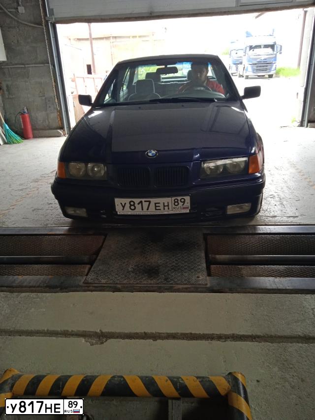 Фото автомобиля БМВ BMW 315, 1996 — госномер Р737АС196. Цвет: синий