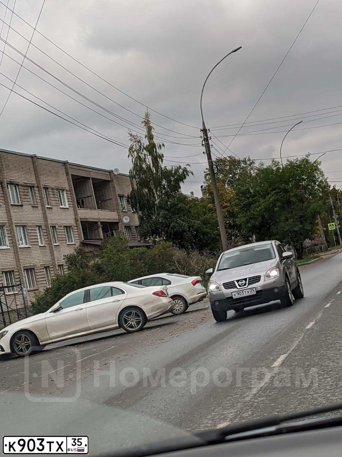Фото автомобиля NISSAN QASHQAI, 2007 — госномер Р933УЕ46. Цвет: СЕРЫЙ