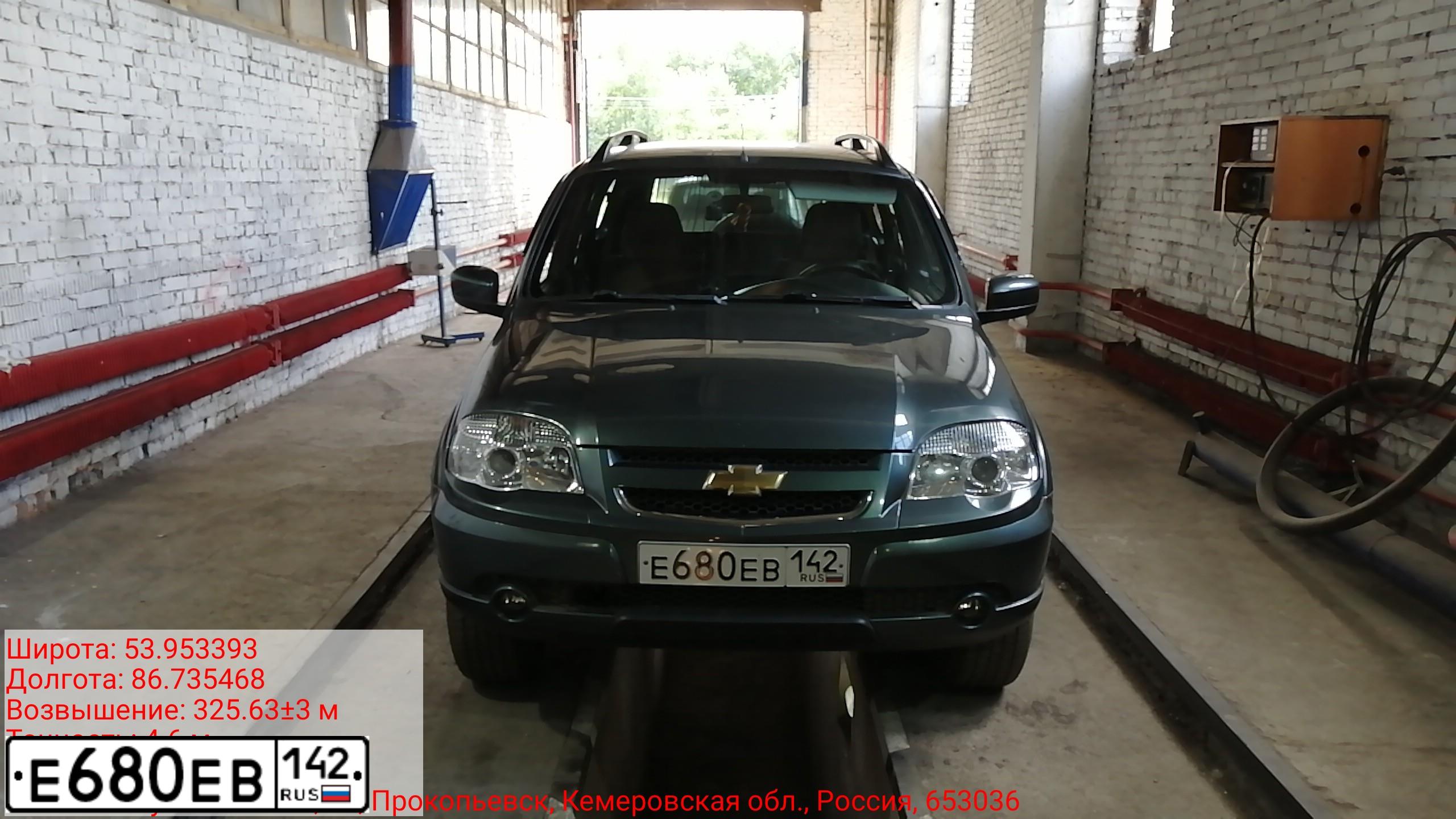 Фото автомобиля CHEVROLET T NIVA, 2013 — госномер Е680ЕВ142. Цвет: темный серо-зеленый металлик