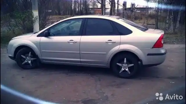 Фото автомобиля FORD FOCUS, 2007 — госномер М804РК10. Цвет: серебристый