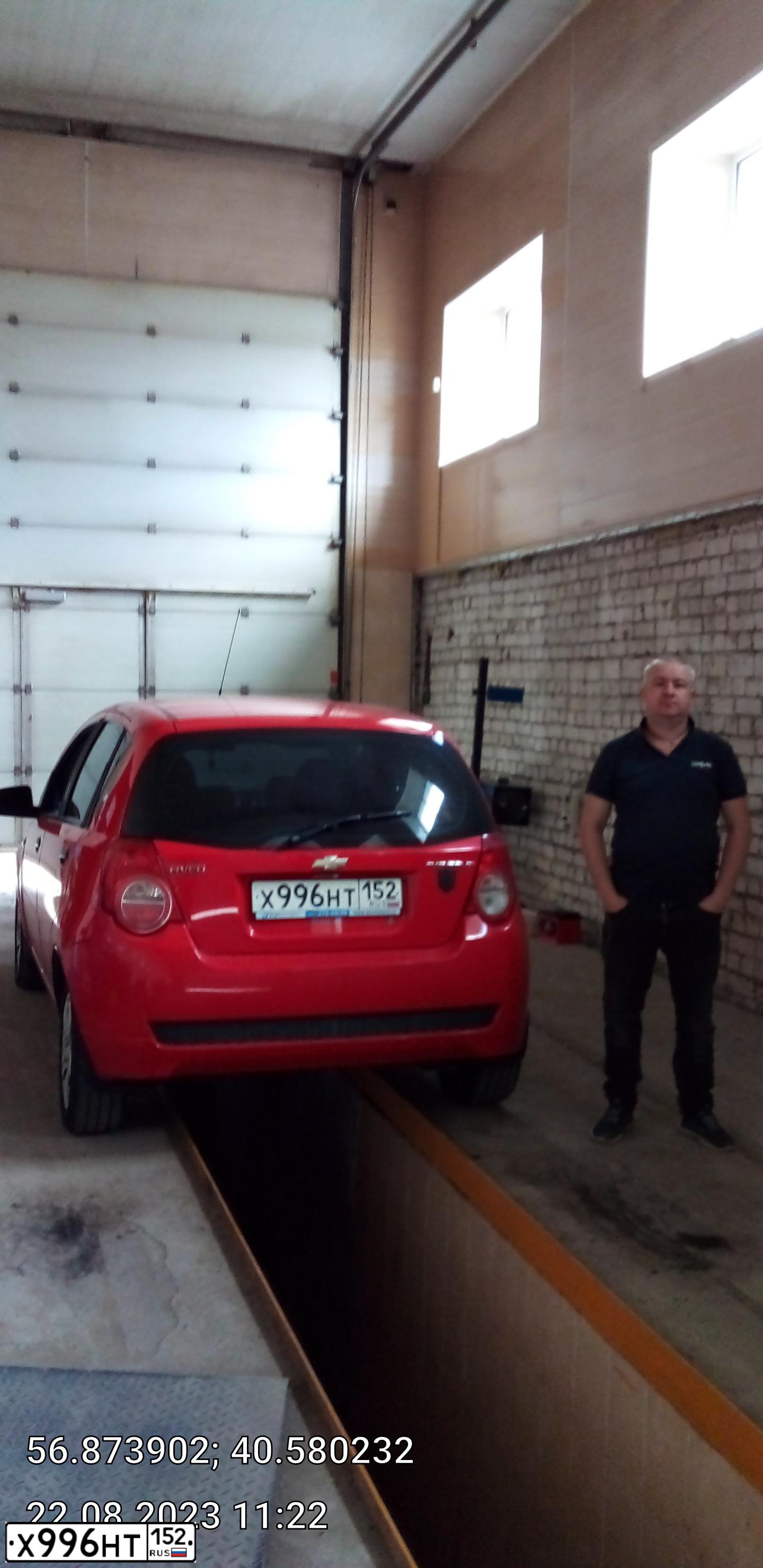 Фото автомобиля CHEVROLET AVEO, 2011 — госномер М575ХМ152. Цвет: Красный