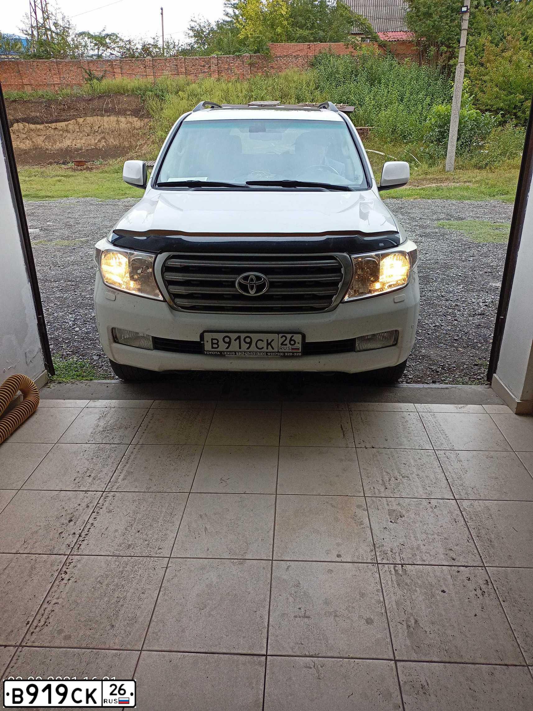 Фото автомобиля TOYOTA LANDCRUISER 200, 2010 — госномер В919СК26. Цвет: Белый