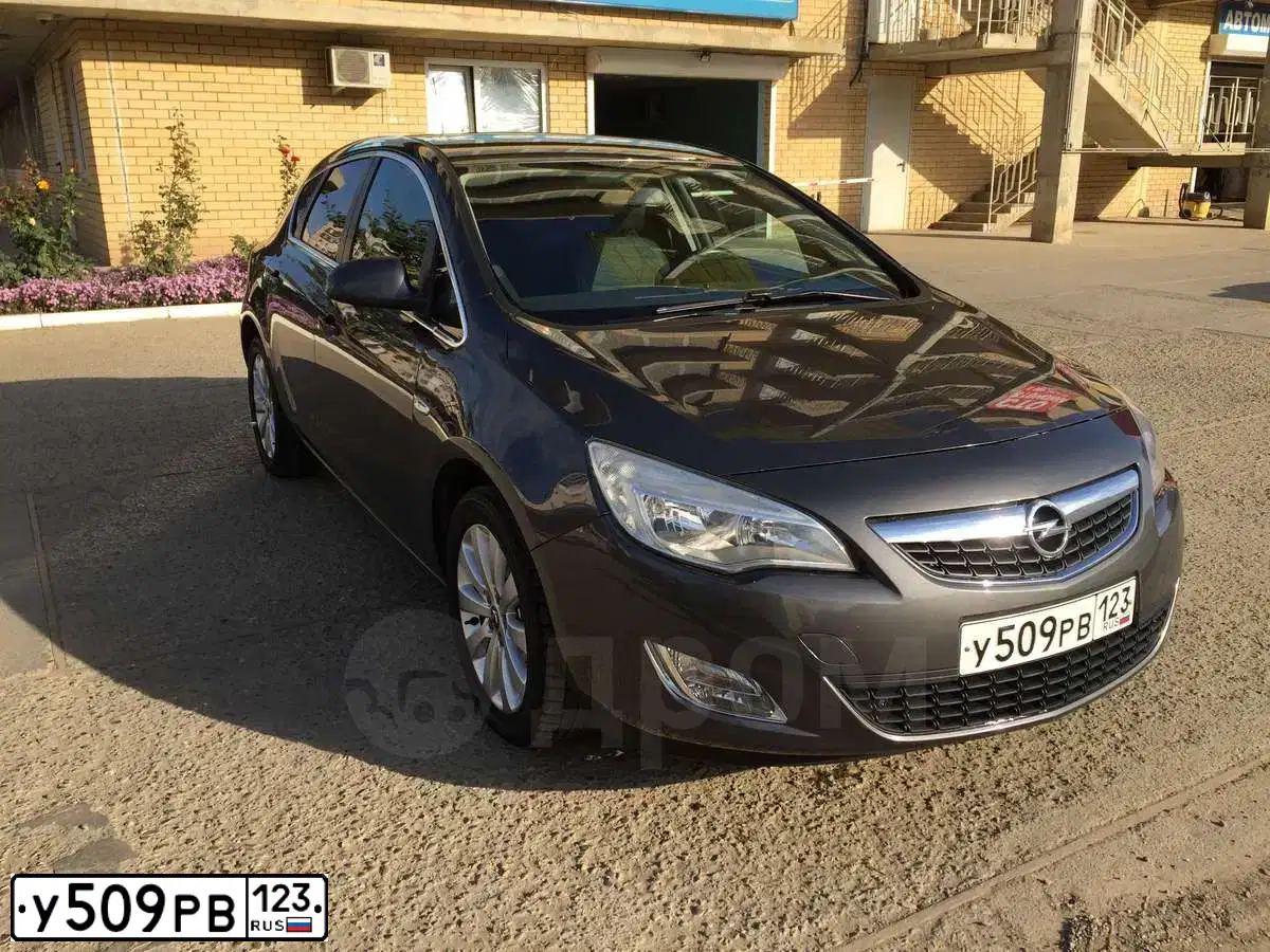 Фото автомобиля OPEL ASTRA, 2011 — госномер М833СУ82. Цвет: СЕРЫЙ МЕТАЛЛИК