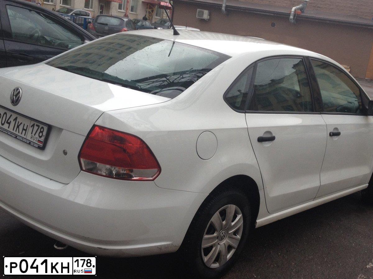 Фото автомобиля VOLKSWAGEN POLO, 2013 — госномер Р041КН178. Цвет: БЕЛЫЙ