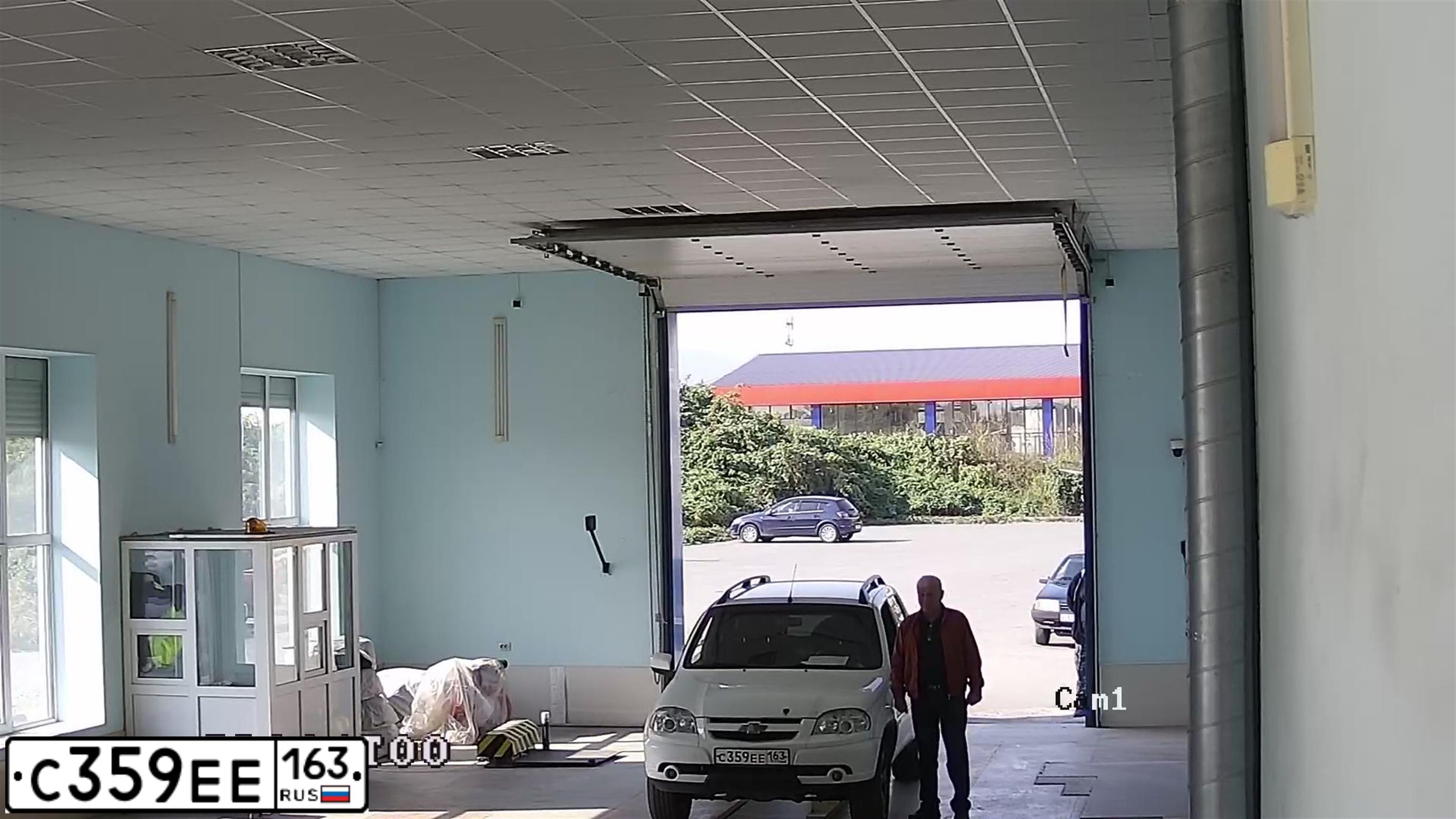 Фото автомобиля CHEVROLET NIVA, 2014 — госномер С359ЕЕ163. Цвет: ЯРКО-БЕЛЫЙ