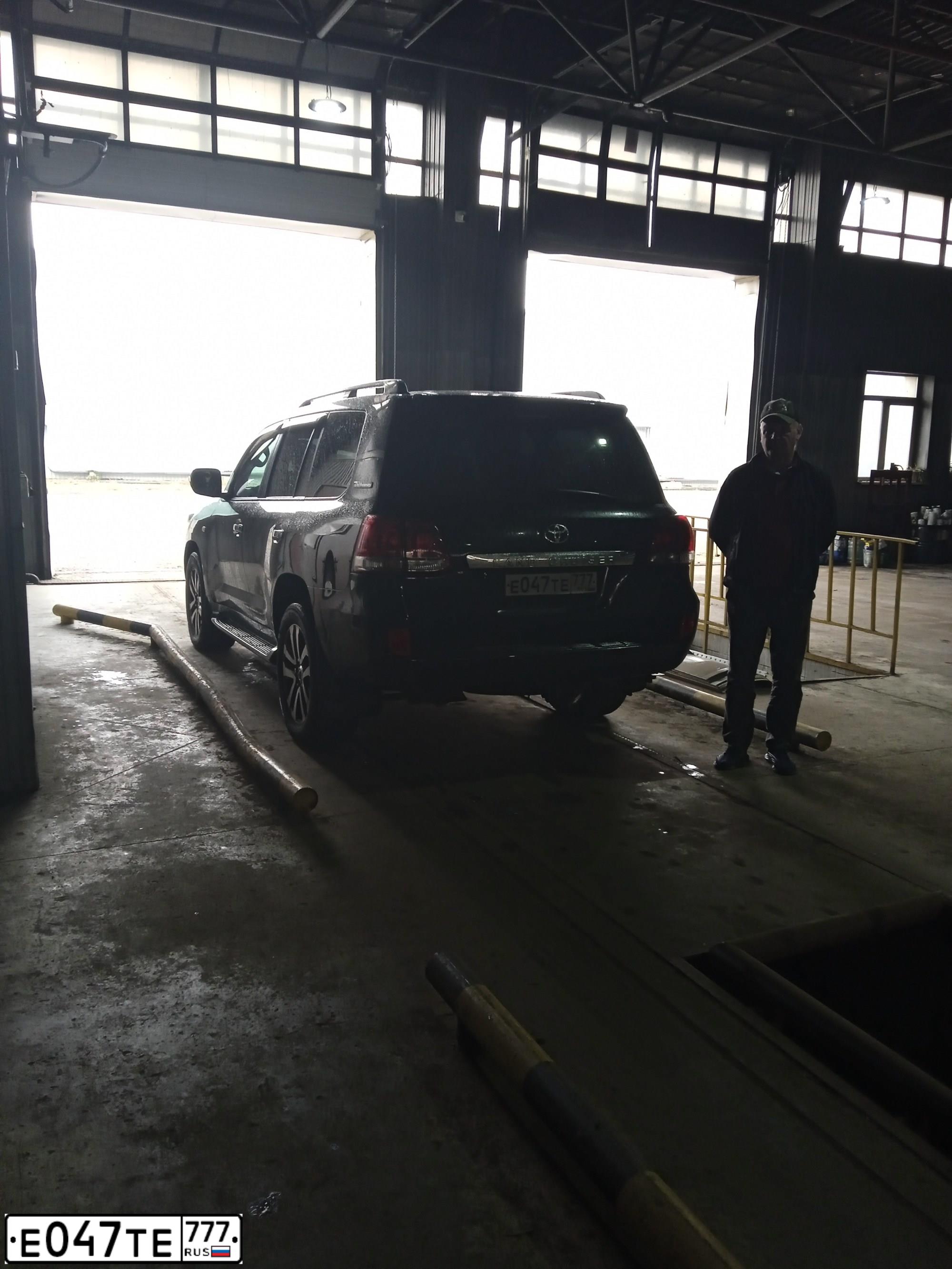 Фото автомобиля TOYOTA LANDCRUISER 200, 2011 — госномер В101ТС790. Цвет: ЧЕРНЫЙ