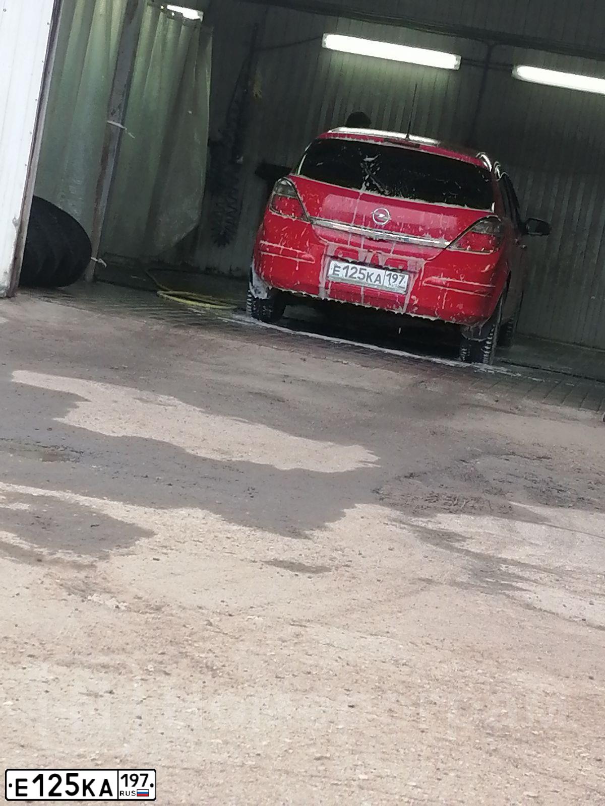 Фото автомобиля OPEL ASTRA, 2007 — госномер Е125КА197. Цвет: Красный