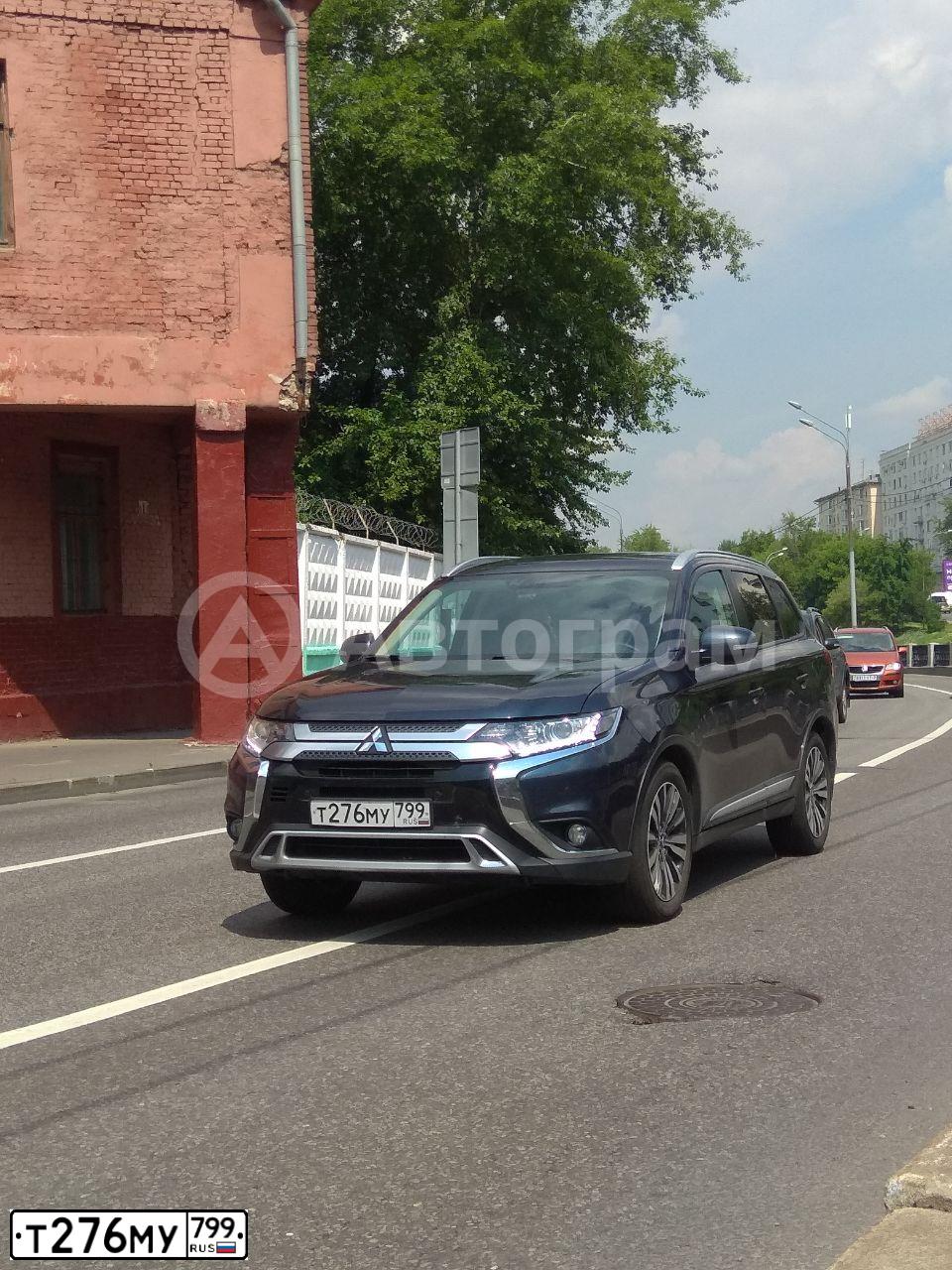 Фото автомобиля MITSUBISHI OUTLANDER, 2018 — госномер Т276МУ799. Цвет: Темно-синий