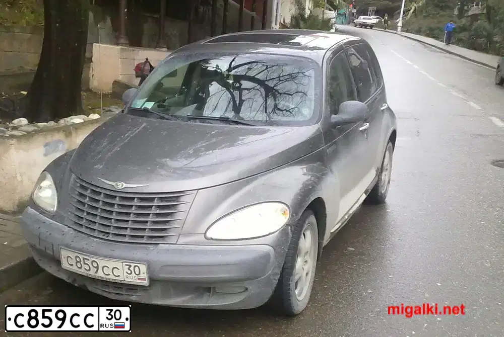 Фото автомобиля CHRYSLER PT CRUISER, 2001 — госномер С859СС30. Цвет: СЕРЫЙ