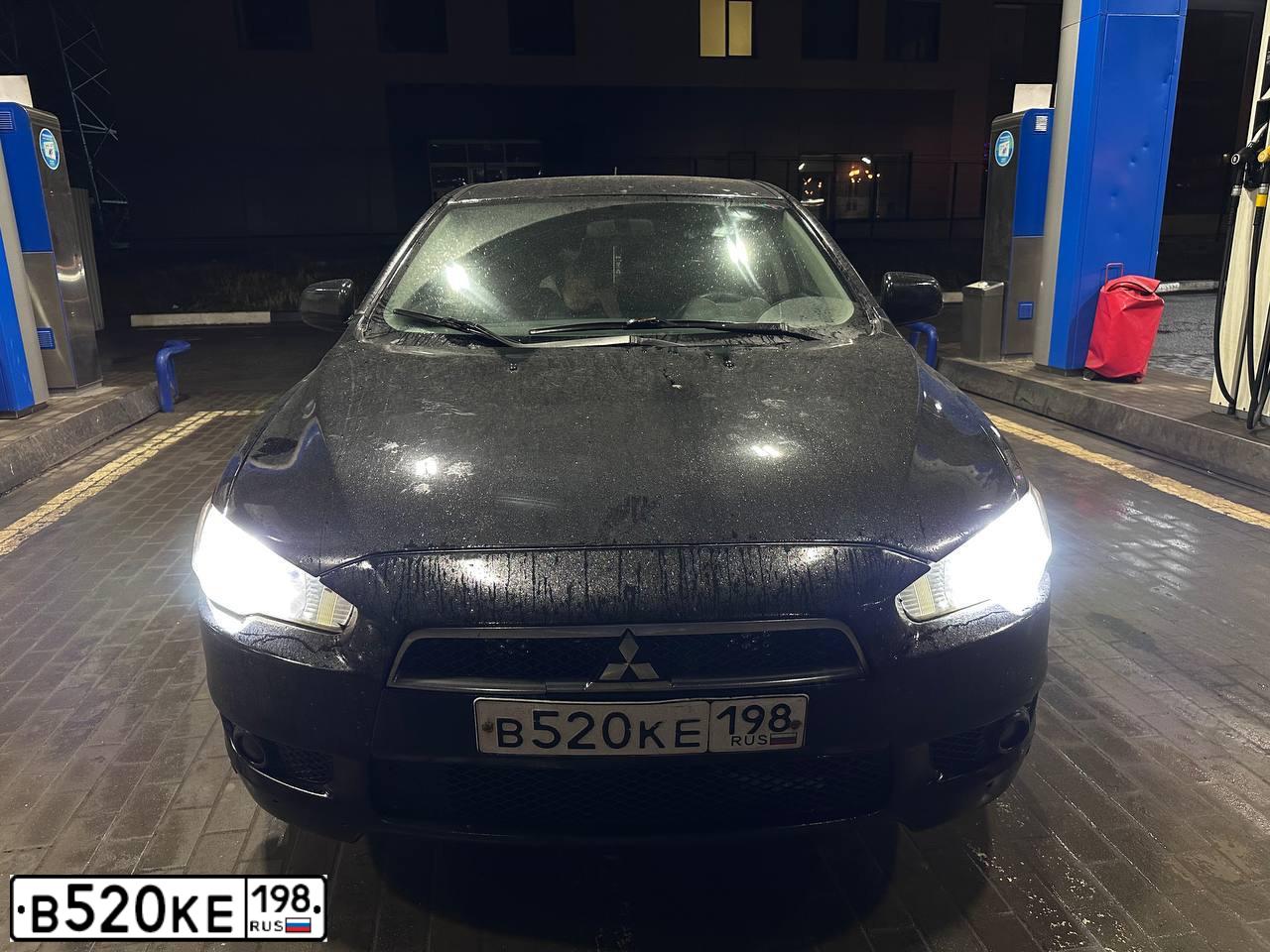 Фото автомобиля MITSUBISHI LANCER, 2010 — госномер В520КЕ198. Цвет: ЧЕРНЫЙ
