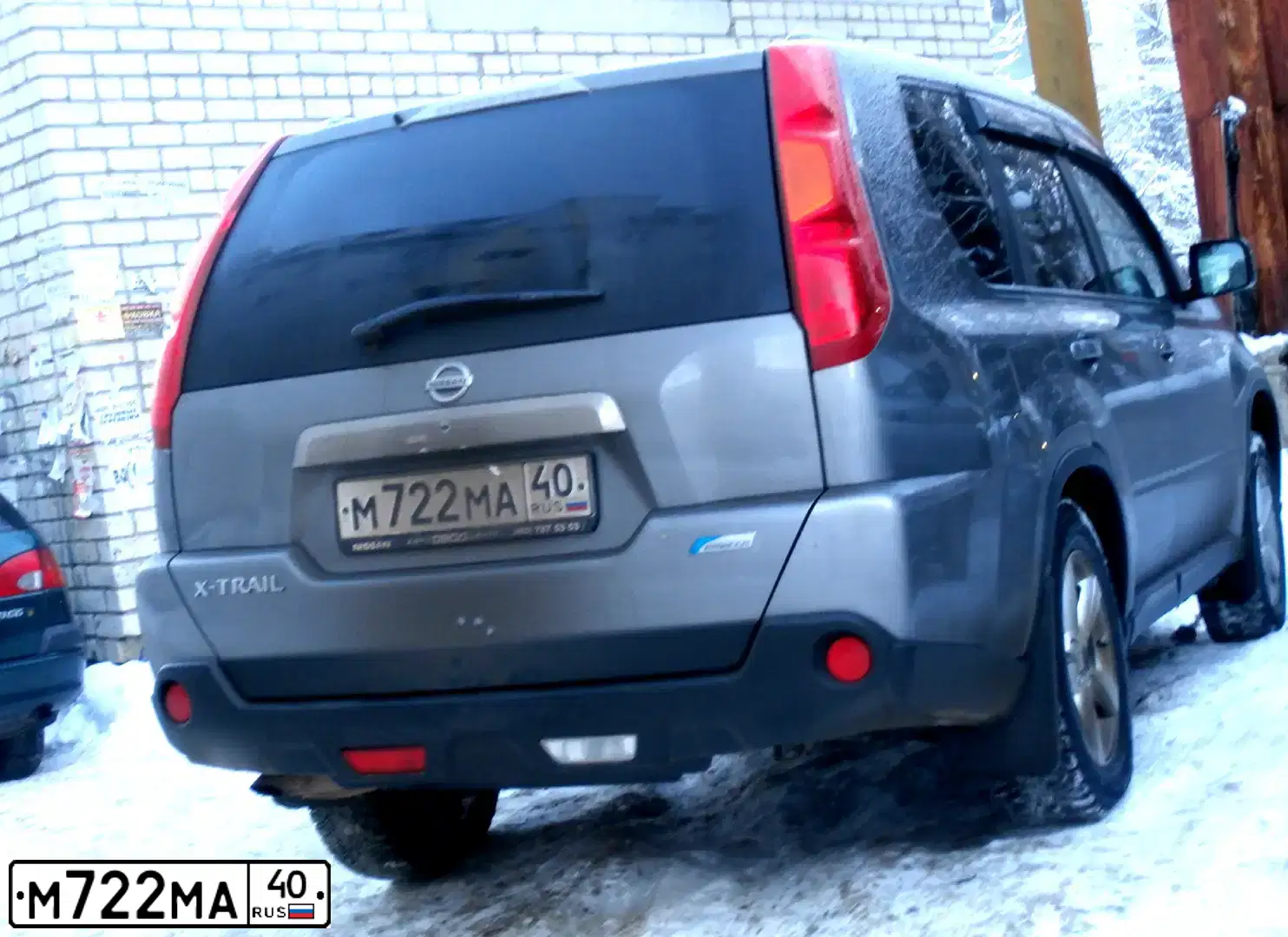 Фото автомобиля NISSAN X-TRAIL, 2010 — госномер М722МА40. Цвет: СЕРЫЙ
