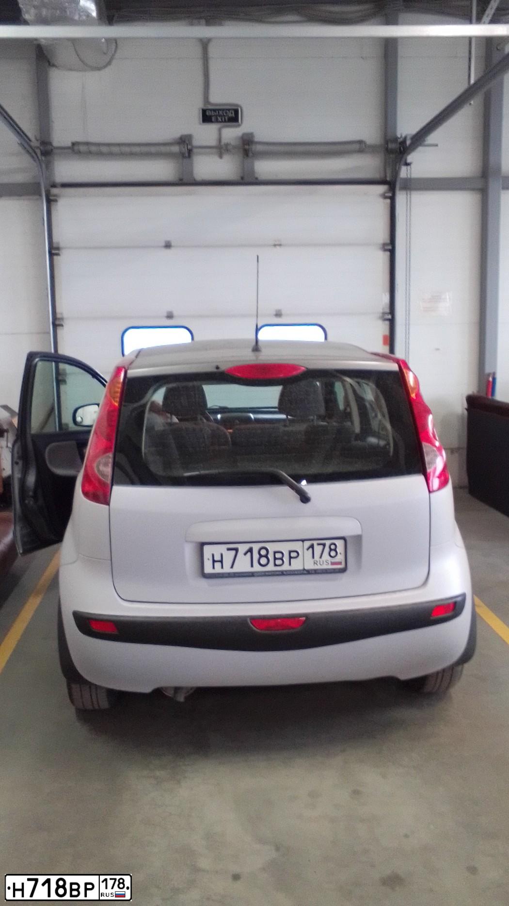 Фото автомобиля NISSAN NOTE, 2007 — госномер Н718ВР178. Цвет: СЕРЫЙ