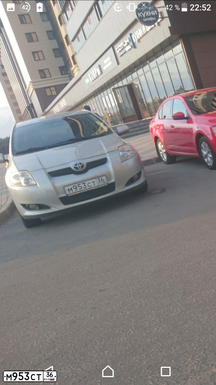 Фото автомобиля TOYOTA AURIS, 2007 — госномер М953СТ36. Цвет: Серебристый