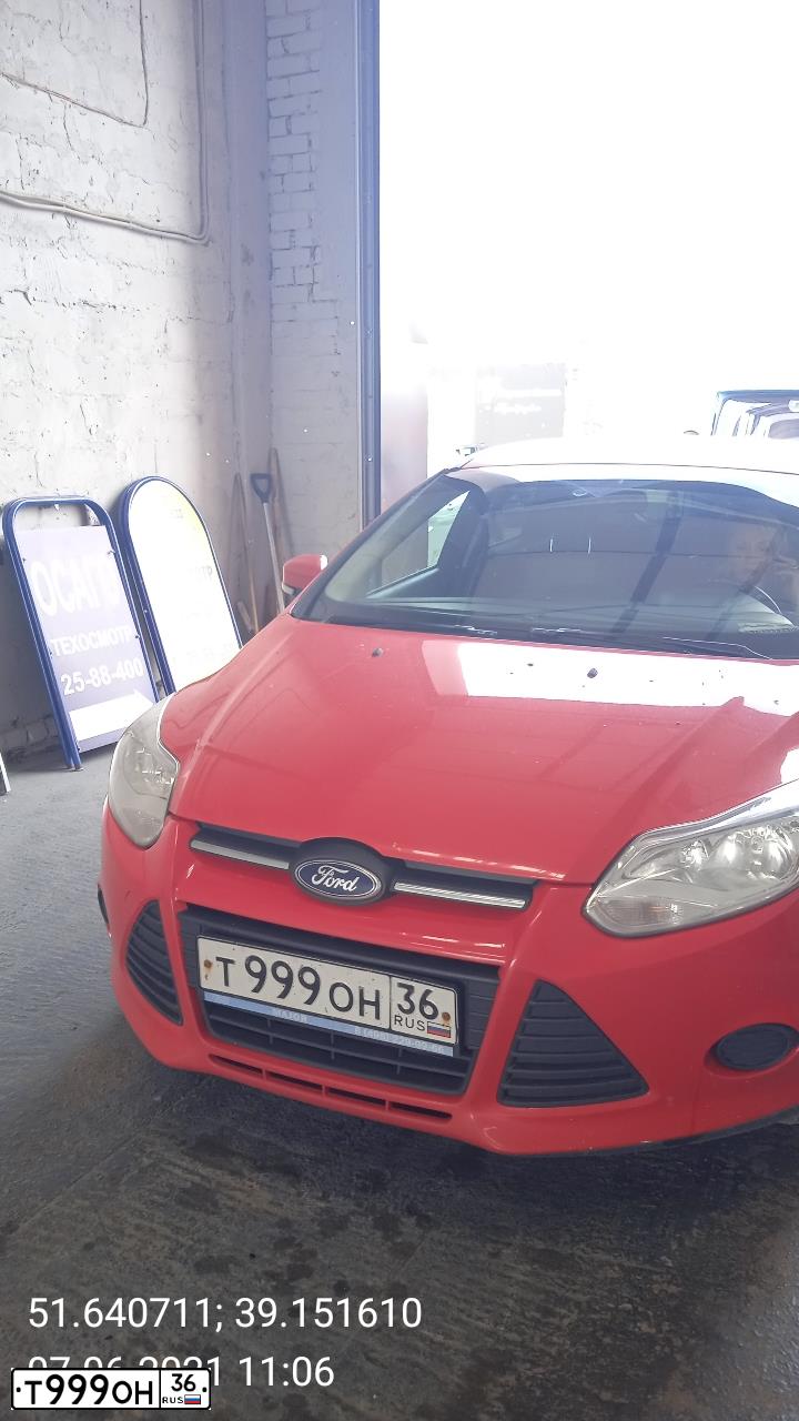 Фото автомобиля FORD D FOCUS, 2013 — госномер Т999ОН36. Цвет: Красный