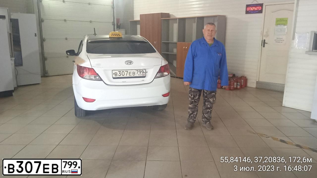 Фото автомобиля HYUNDAI SOLARIS, 2013 — госномер В307ЕВ799. Цвет: БЕЛЫЙ-ЖЕЛТЫЙ-СЕРЫЙ